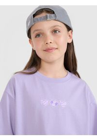 4f - 4F T-shirt oversize z nadrukiem dziewczęcy - różowy 152 (11-12 lat). Okazja: na co dzień. Kolor: fioletowy. Materiał: jersey, materiał, bawełna. Długość rękawa: krótki rękaw. Długość: krótkie. Wzór: nadruk. Sezon: lato. Styl: sportowy, klasyczny, elegancki, casual