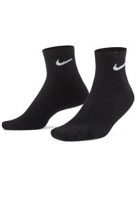 Skarpetki Nike Everyday Cushioned SX7667-010 - czarne. Kolor: czarny. Materiał: bawełna, materiał, poliester, nylon, prążkowany. Technologia: Dri-Fit (Nike). Wzór: aplikacja