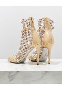 RENE CAOVILLA - Beżowe sandały z kryształami Galaxia. Nosek buta: okrągły. Zapięcie: pasek. Kolor: złoty. Obcas: na obcasie. Wysokość obcasa: średni #3