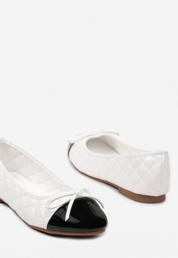 Born2be - Białe Wsuwane Balerinki z Ekoskóry na Płaskiej Podeszwie z Kokardką Cattesa. Zapięcie: bez zapięcia. Kolor: biały. Materiał: bawełna, jeans. Obcas: na płaskiej podeszwie. Styl: elegancki, klasyczny