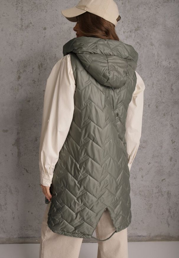 Renee - Zielona Długa Pikowana Kamizelka z Kapturem i Ozdobną Naszywką Mentape. Typ kołnierza: kaptur. Kolor: zielony. Długość: długie. Wzór: aplikacja. Styl: sportowy