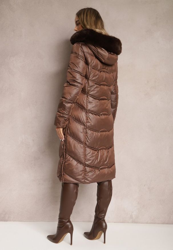 Renee - Brązowa Kurtka Płaszcz za Kolano z Pikowaniem i Odpinanym Kapturem Calarin. Kolor: brązowy. Materiał: zamsz, futro. Długość: długie. Sezon: zima. Styl: elegancki