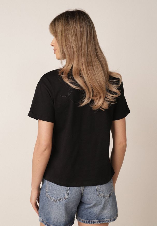 Born2be - Czarny Bawełniany T-shirt Ozdobiony Cyrkoniami Monomene. Okazja: na co dzień. Kolor: czarny. Materiał: bawełna. Wzór: aplikacja. Styl: elegancki, casual