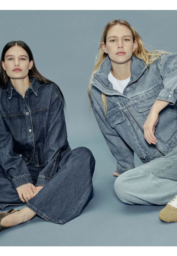 Reserved - Jeansy wide leg z ozdobnymi kieszeniami - niebieski. Kolor: niebieski