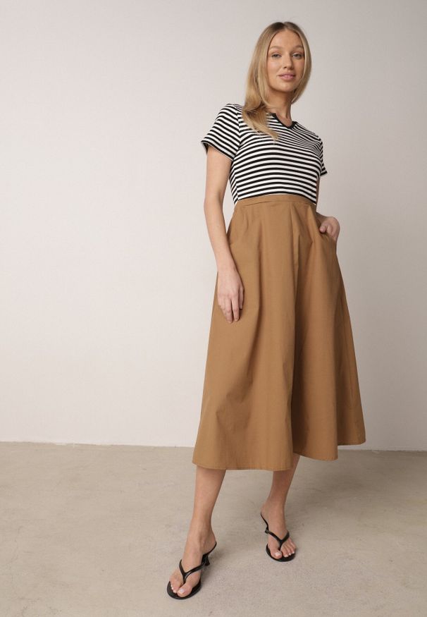 Born2be - Czarno-Beżowa Rozkloszowana Sukienka z Bawełny Imitująca Bluzkę w Paski i Spódnicę Chathusa. Okazja: na co dzień. Kolor: czarny. Materiał: bawełna. Wzór: paski. Typ sukienki: proste. Styl: retro, klasyczny, casual