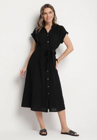 Born2be - Czarna Wiskozowa Sukienka Koszulowa z Paskiem Rinaruna. Okazja: na co dzień. Kolor: czarny. Materiał: wiskoza. Typ sukienki: koszulowe. Styl: elegancki, casual