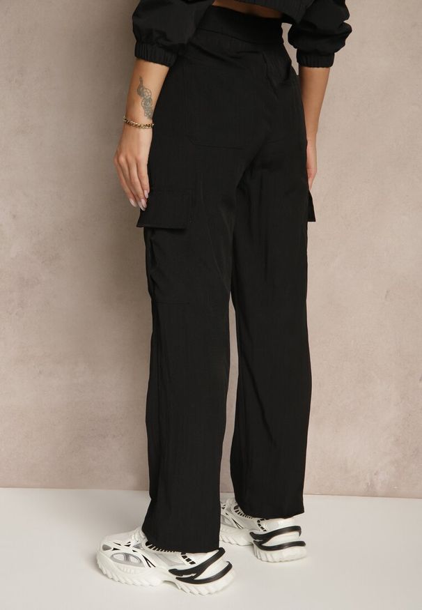 Renee - Czarne Spodnie Cargo z Bawełną o Szerokim Kroju High Waist Mairiora. Okazja: na co dzień. Stan: podwyższony. Kolor: czarny. Materiał: bawełna. Styl: casual