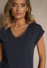 Renee - Granatowy T-shirt z Bawełny Ozdobiony Koronką Ralienne. Okazja: na co dzień. Kolor: niebieski. Materiał: bawełna, koronka. Wzór: aplikacja, koronka. Styl: casual #4
