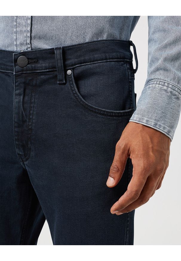 Wrangler - WRANGLER MĘSKIE SPODNIE JANSOWE GREENSBORO CLOUDY SKIES 112350740 W15Q017948