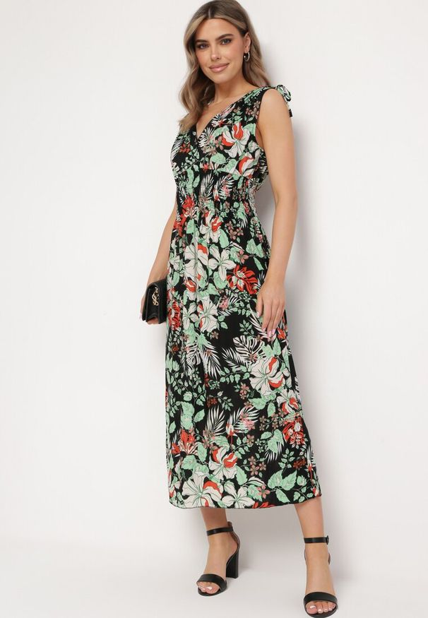 Born2be - Czarno-Zielona Sukienka z Kopertowym Dekoltem w Kwiaty z Gumką w Pasie Fionessa. Okazja: na co dzień. Typ kołnierza: dekolt kopertowy. Kolor: czarny. Wzór: kwiaty. Typ sukienki: kopertowe. Styl: elegancki, casual, klasyczny