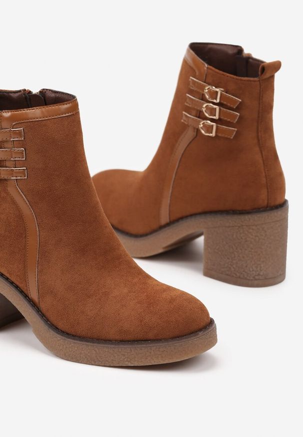 Renee - Brązowe Botki na Słupku z Trzema Paseczkami z Klamerkami Ivenitha. Okazja: na co dzień. Zapięcie: pasek. Kolor: brązowy. Materiał: jeans. Wzór: paski. Obcas: na słupku. Styl: casual, elegancki