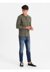 Ombre Clothing - Zapinany pod szyją męski longsleeve z dzianiny waflowej – oliwkowy V1. Okazja: na co dzień. Typ kołnierza: typu henley. Kolor: oliwkowy. Materiał: dzianina. Długość rękawa: długi rękaw. Długość: długie. Styl: casual #5