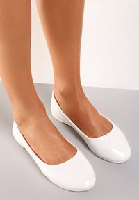Renee - Białe Balerinki Nysaxise. Nosek buta: okrągły. Kolor: biały. Materiał: lakier. Wzór: jednolity. Obcas: na płaskiej podeszwie