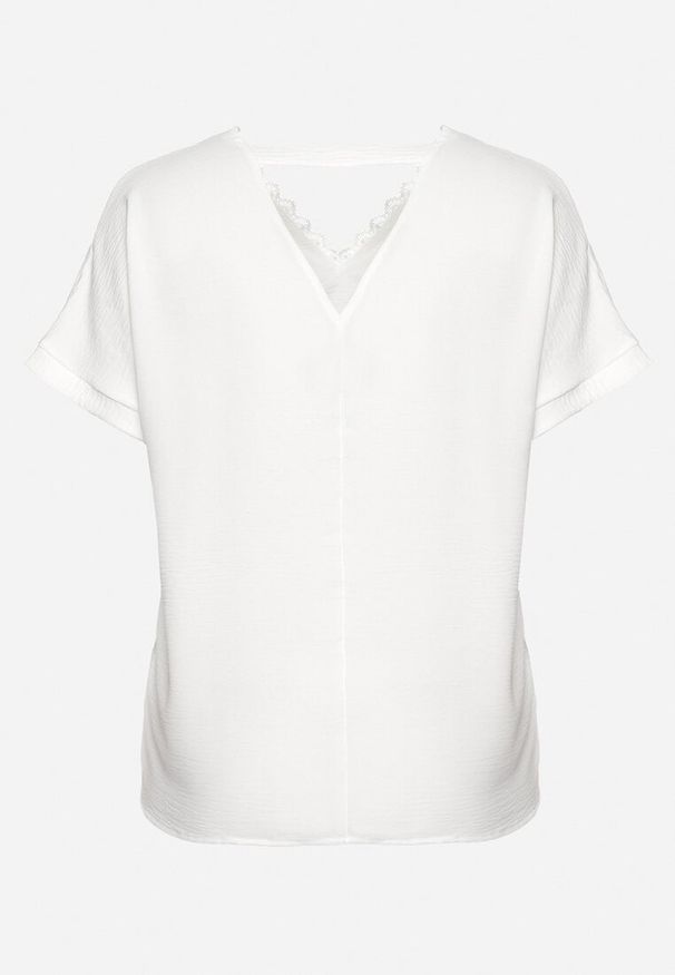 Born2be - Biała Bluzka z Trójkątnym Dekoltem z Ozdobnym Paskiem na Karku Phillirea. Okazja: na co dzień. Kolor: biały. Długość rękawa: krótki rękaw. Długość: krótkie. Wzór: aplikacja. Styl: casual, klasyczny