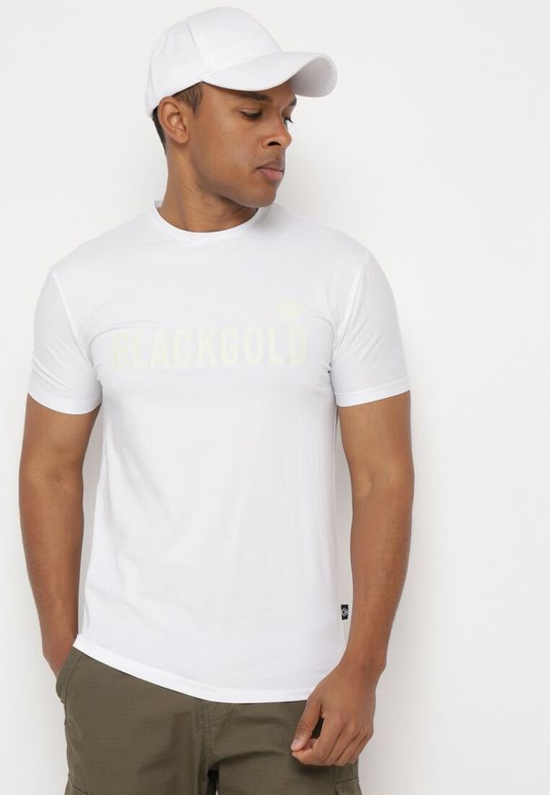 Born2be - Biała Klasyczna Koszulka z Bawełny z Ozdobnym Napisem Altima. Okazja: na co dzień. Kolor: biały. Materiał: bawełna. Wzór: napisy. Styl: klasyczny