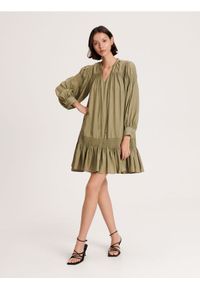 Reserved - Sukienka z bufiastymi rękawami - zielony. Kolor: zielony. Materiał: tkanina, wiskoza. Wzór: gładki
