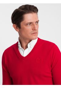 Ombre Clothing - Sweter męski z dekoltem "w serek" z koszulowym kołnierzykiem - czerwony V4. Typ kołnierza: kołnierzyk koszulowy, dekolt w serek. Kolor: czerwony. Materiał: nylon, materiał, bawełna. Styl: klasyczny