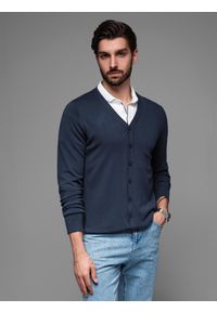Ombre Clothing - Dzianinowy monochromatyczny męski kardigan z wiskozą – granatowy V1. Kolor: niebieski. Materiał: wiskoza, dzianina. Wzór: gładki, aplikacja. Styl: elegancki #6