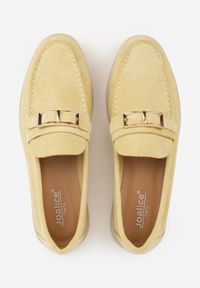 Born2be - Żółte Mokasyny z Prostokątną Metaliczną Ozdobą Aeleorane. Nosek buta: okrągły. Zapięcie: klamry. Kolor: żółty. Materiał: skóra, zamsz. Wzór: aplikacja. Obcas: na obcasie. Styl: klasyczny. Wysokość obcasa: niski #6