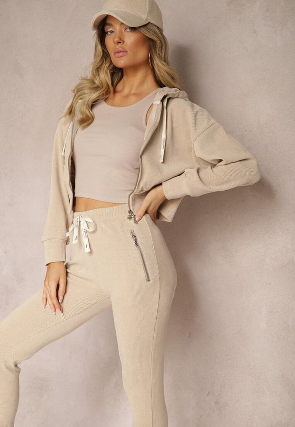 Renee - Ciemnobeżowy Komplet Dresowy z Dodatkiem Bawełny Spodnie z Gumką w Talii Bluza z Kapturem Sesaria. Kolor: beżowy. Materiał: bawełna, dresówka. Wzór: kolorowy