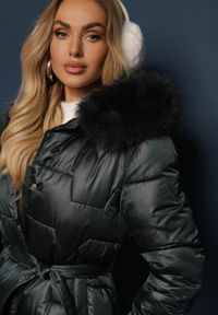 Renee - Ciemnozielona Długa Kurtka Pikowana z Odpinanym Kołnierzem i Paskiem Rinarella. Okazja: na co dzień. Kolor: zielony. Materiał: jeans. Długość: długie. Sezon: zima. Styl: elegancki, casual
