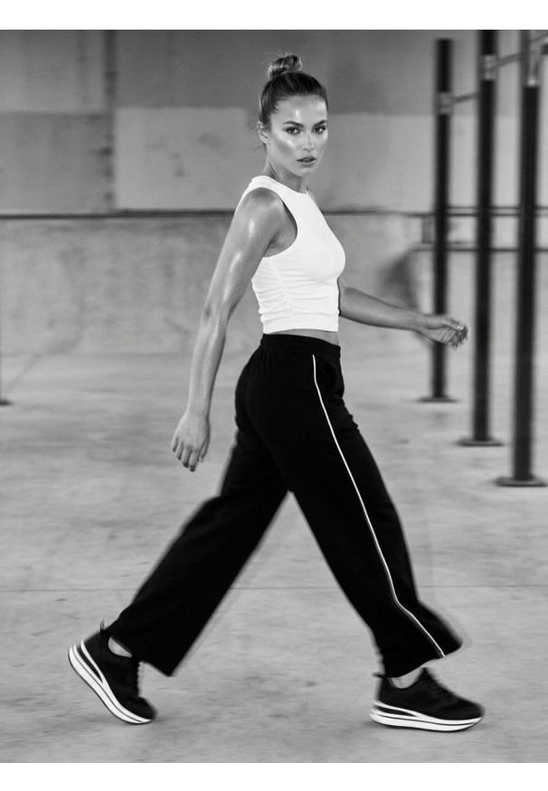 Sinsay - Spodnie dresowe wide leg z lampasami - czarny. Kolor: czarny. Materiał: dresówka