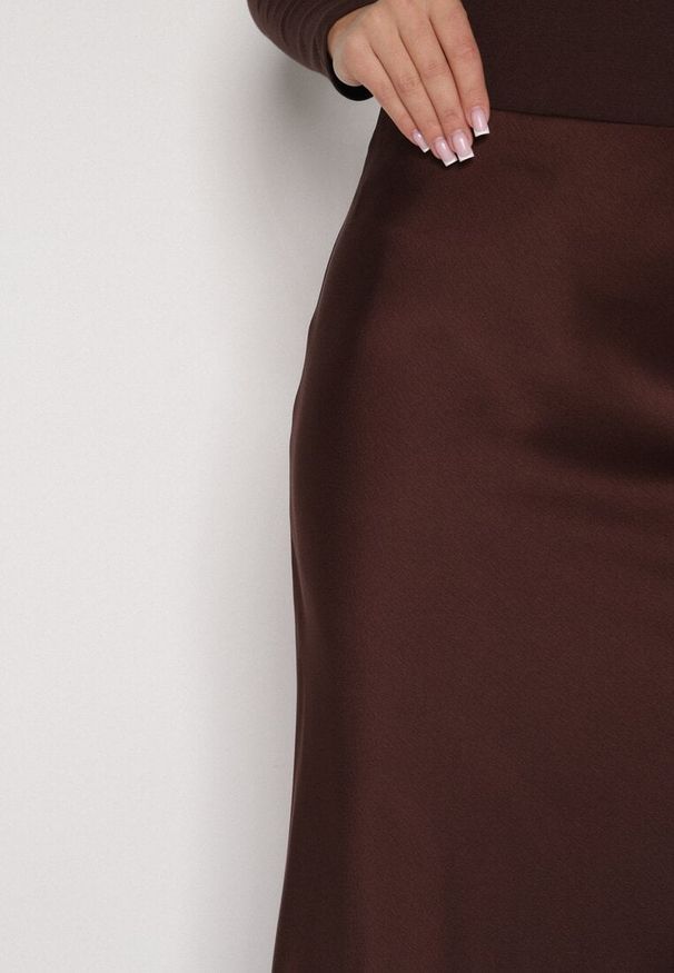 Born2be - Brązowa Satynowa Spódnica z Koronkowym Zdobieniem Silfera. Okazja: na co dzień, na spotkanie biznesowe. Kolor: brązowy. Materiał: satyna, koronka. Wzór: aplikacja. Styl: casual, biznesowy, klasyczny