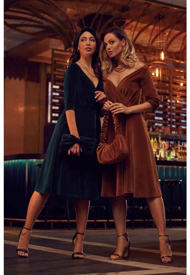 MOE - Sukienka welurowa rozkloszowana kopertowa dekolt V różowa. Okazja: na imprezę, na studniówkę, na sylwestra. Typ kołnierza: dekolt kopertowy. Kolor: różowy. Materiał: welur. Typ sukienki: kopertowe. Styl: wizytowy