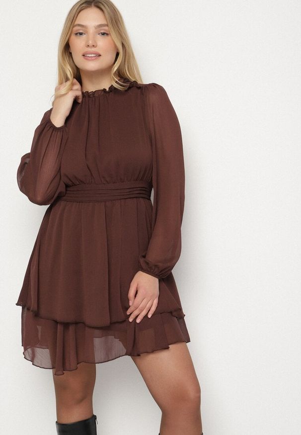 Born2be - Brązowa Rozkloszowana Sukienka Siateczkowa z Bufiastymi Rękawami Isovana. Okazja: na co dzień. Kolor: brązowy. Styl: casual, elegancki