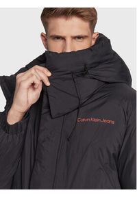 Calvin Klein Jeans Kurtka zimowa J30J321907 Czarny Relaxed Fit. Kolor: czarny. Materiał: syntetyk. Sezon: zima