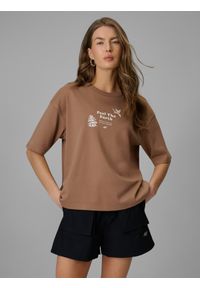 4f - 4F T-shirt regular z nadrukiem damski - beżowy S. Okazja: na co dzień. Kolor: beżowy. Materiał: dzianina, jeans, materiał. Wzór: nadruk. Styl: casual, klasyczny #1
