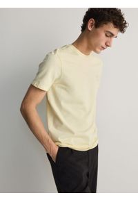 Reserved - T-shirt regular fit z haftem - jasnożółty. Kolor: żółty. Materiał: bawełna, dzianina. Wzór: haft