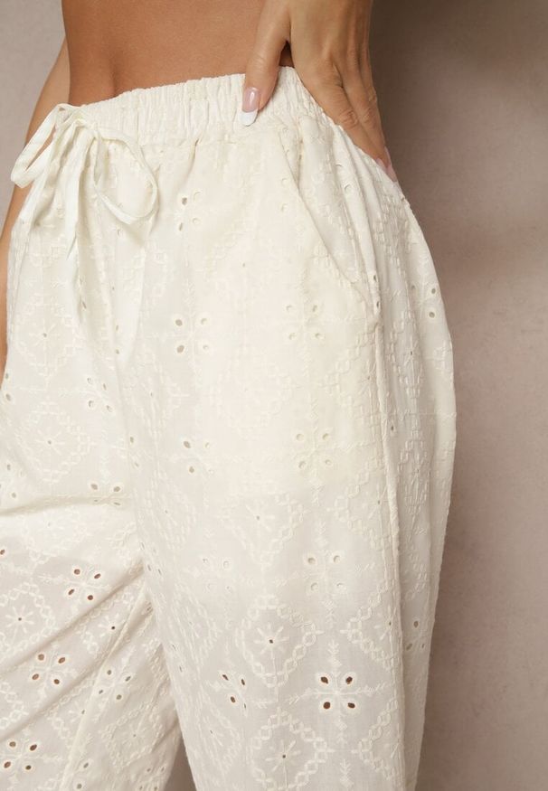 Renee - Jasnobeżowe Spodnie High Waist z Bawełnianej Tkaniny Zdobionej Haftem Mevirona. Okazja: na co dzień. Stan: podwyższony. Kolor: beżowy. Materiał: bawełna, tkanina. Wzór: aplikacja, haft. Styl: elegancki, casual