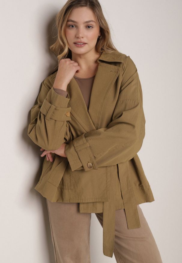 Born2be - Zielona Bawełniano-Wiskozowa Kurtka Typu Krótki Trencz z Ozdobnym Guzikiem Dafena. Okazja: na co dzień, na spotkanie biznesowe, do pracy. Kolor: zielony. Materiał: wiskoza, bawełna. Długość: krótkie. Styl: casual, biznesowy, elegancki, klasyczny