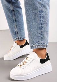Renee - Biało-Czarne Sneakersy na Platformie z Metaliczną Wstawką Grevaja. Kolor: czarny. Materiał: jeans. Obcas: na platformie #5