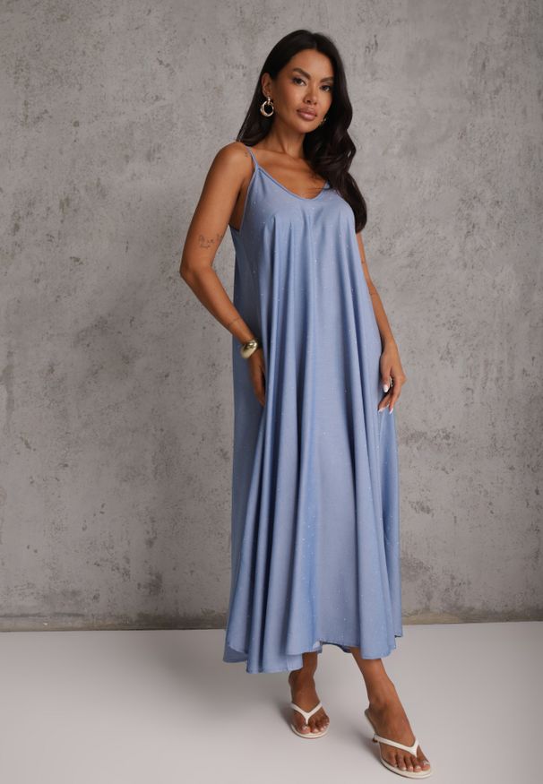 Renee - Niebieska Sukienka Oversize z Wiskozy z Cyrkoniami i Dekoltem V Helliala. Kolor: niebieski. Materiał: wiskoza. Wzór: aplikacja. Typ sukienki: oversize