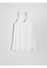Reserved - Sukienka mini na ramiączkach - biały. Kolor: biały. Materiał: dzianina. Długość rękawa: na ramiączkach. Długość: mini #1