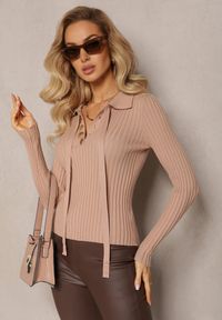 Renee - Beżowy Sweter z Wiskozy w Prążki Zdobiony Biżuteryjnymi Napami i Wiązaniem Pelema. Kolor: beżowy. Materiał: wiskoza. Wzór: aplikacja, prążki