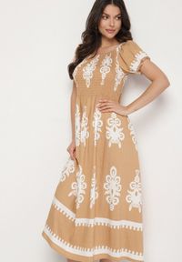 Born2be - Ciemnobeżowa Sukienka o Kroju Hiszpanki Zdobiona Orientalnym Wzorem Aravine. Okazja: na co dzień. Typ kołnierza: dekolt hiszpanka. Kolor: beżowy. Materiał: jeans. Długość rękawa: krótki rękaw. Wzór: aplikacja. Sezon: lato. Styl: casual, elegancki #3