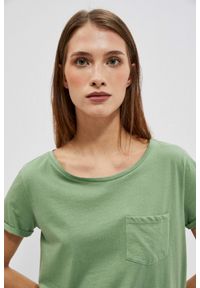 MOODO - Bawełniany t-shirt z okrągłym dekoltem i kieszkonką oliwkowy. Kolor: oliwkowy. Materiał: bawełna #1