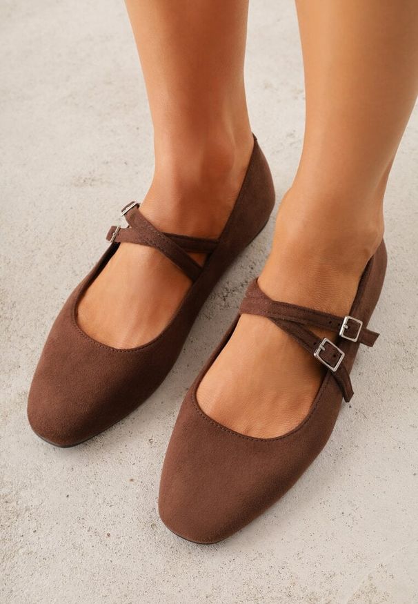 Renee - Brązowe Balerinki w Stylu Mary Jane VICES z Imitacji Zamszu Natinare. Okazja: na co dzień. Zapięcie: klamry. Kolor: brązowy. Materiał: zamsz. Styl: casual, elegancki, klasyczny