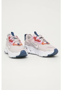 Nike Sportswear - Buty React Art3mis. Nosek buta: okrągły. Zapięcie: sznurówki. Kolor: różowy. Materiał: syntetyk, materiał, guma. Szerokość cholewki: normalna. Obcas: na obcasie. Wysokość obcasa: średni #2