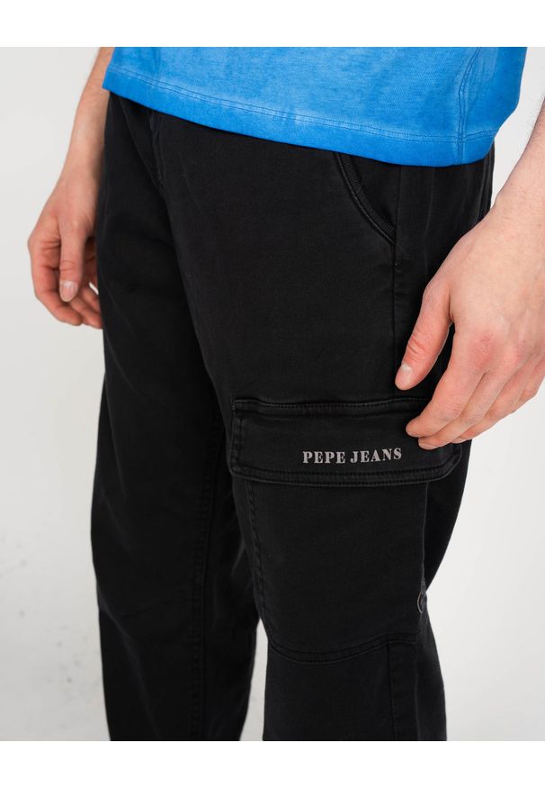 Pepe Jeans Spodnie "Landan" | PM211430 | Landan | Mężczyzna | Czarny. Okazja: na co dzień. Kolor: czarny. Materiał: poliester, bawełna, elastan. Wzór: nadruk. Styl: casual