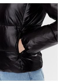 Calvin Klein Jeans Kurtka puchowa J20J220332 Czarny Regular Fit. Kolor: czarny. Materiał: puch, syntetyk