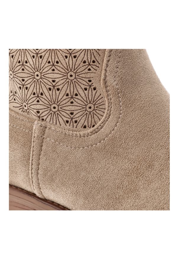 Botki damskie S.Barski, cholewka z materiału ażurowe wykończenie krótka cholewka fason zapinany na suwak pętla z tyłu stabilna niska podeszwa prosta. Kolor: beżowy. Materiał: materiał. Szerokość cholewki: normalna. Wzór: ażurowy. Sezon: wiosna, jesień. Obcas: na obcasie. Styl: klasyczny, elegancki. Wysokość obcasa: niski