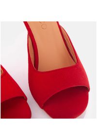 Marco Shoes Klapki Palermo czerwone. Kolor: czerwony. Materiał: zamsz. Obcas: na obcasie. Styl: elegancki. Wysokość obcasa: średni #8
