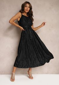 Renee - Czarna Sukienka Plisowana z Paskiem w Talii na Cienkich Ramiączkach Wasea. Okazja: na co dzień. Typ kołnierza: dekolt kwadratowy. Kolor: czarny. Materiał: jeans. Długość rękawa: na ramiączkach. Typ sukienki: plisowane. Styl: elegancki, casual #4