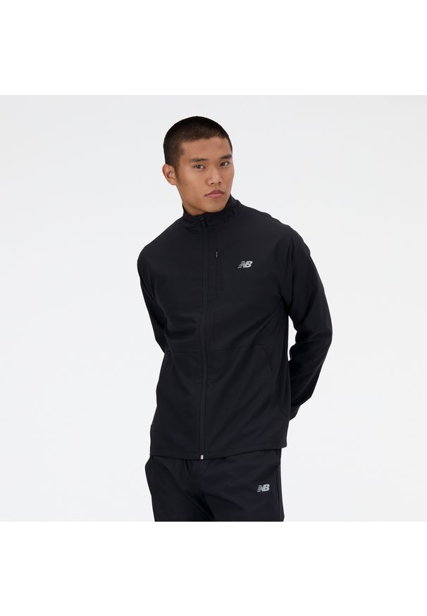 Kurtka męska New Balance MJ41062BK – czarna. Okazja: na co dzień. Typ kołnierza: kołnierzyk stójkowy. Kolor: czarny. Materiał: poliester, materiał. Styl: casual. Sport: fitness