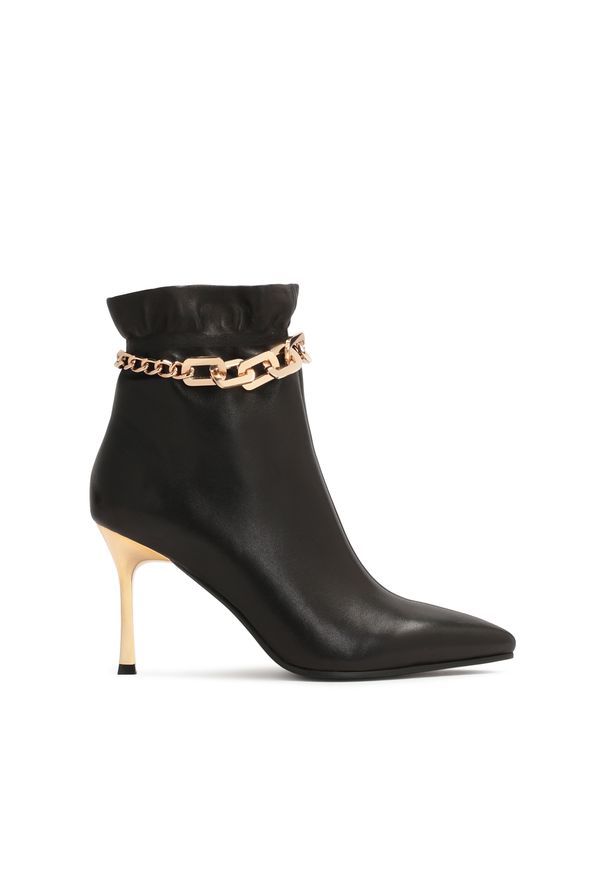 Kazar - Czarne skórzane botki ze złotym obcasem i odpinanym łańcuszkiem na cholewce. Wysokość cholewki: za kostkę. Kolor: czarny. Materiał: skóra. Szerokość cholewki: normalna. Wzór: gładki, aplikacja. Obcas: na obcasie. Wysokość obcasa: średni