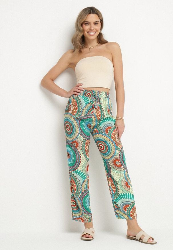 Born2be - Zielone Bawełniane Spodnie o Szerokim Kroju z Wysokim Stanem ze Wzorem Boho Zarrive. Okazja: na co dzień. Stan: podwyższony. Kolor: zielony. Materiał: bawełna. Styl: boho